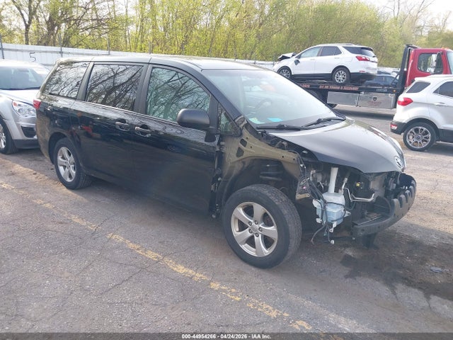 Salvage Toyota Sienna Image