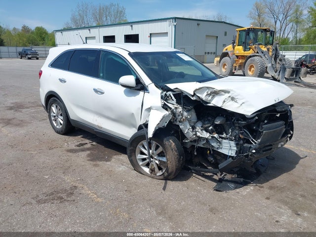Salvage Kia Sorento Image