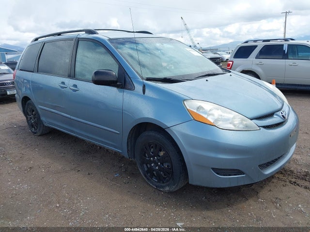 Salvage Toyota Sienna Image