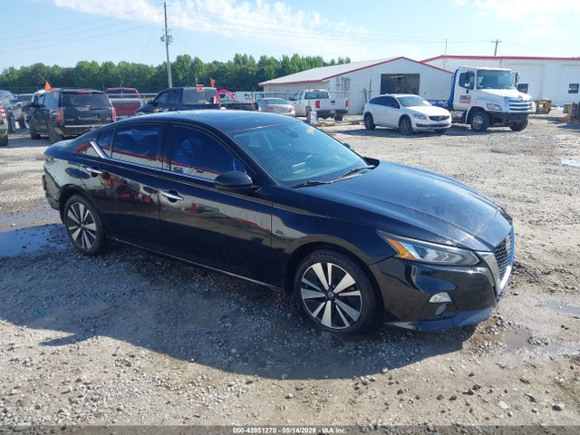 Salvage Nissan Altima Image