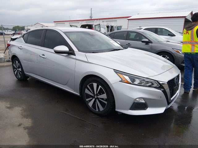 Salvage Nissan Altima Image