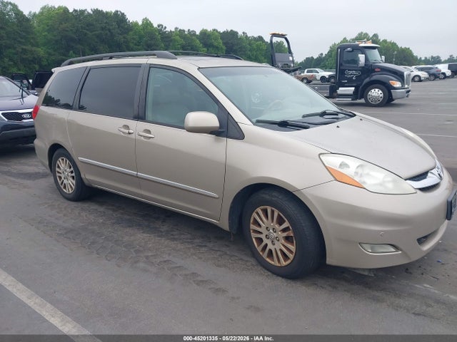 Salvage Toyota Sienna Image