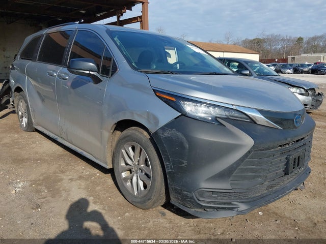 Salvage Toyota Sienna Image