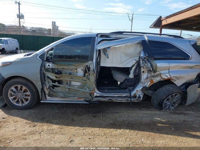 Toyota Sienna Le