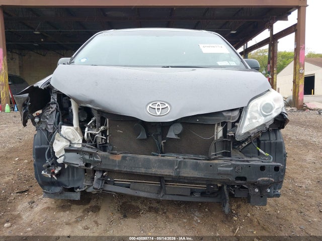 Toyota Sienna Le 8 Passenger