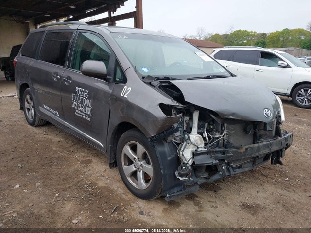 Salvage Toyota Sienna Image