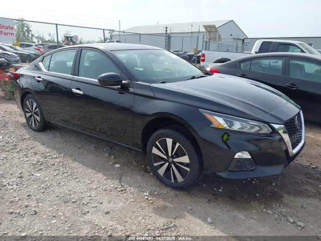 Salvage Nissan Altima Image