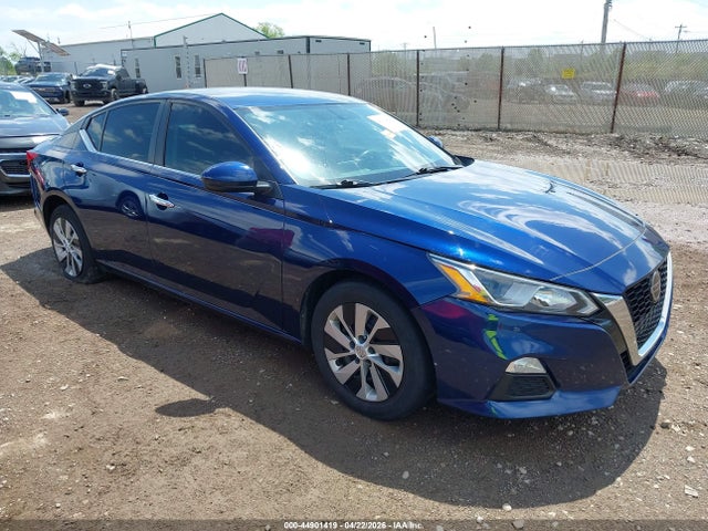 Salvage Nissan Altima Image