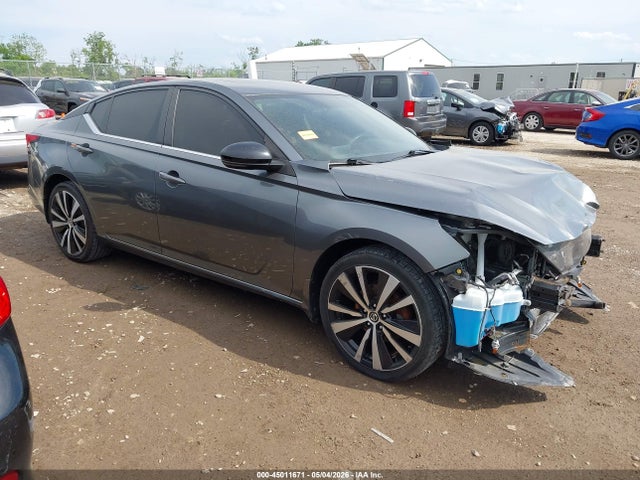 Salvage Nissan Altima Image