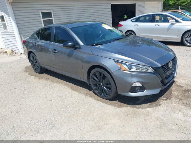 Salvage Nissan Altima Image