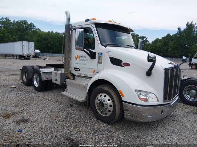 Salvage Peterbilt 579 Image