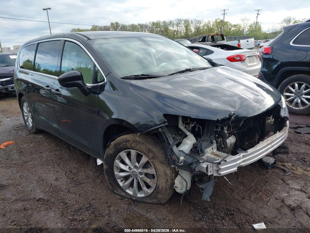 Salvage Chrysler Pacifica Image