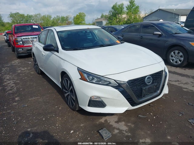 Salvage Nissan Altima Image