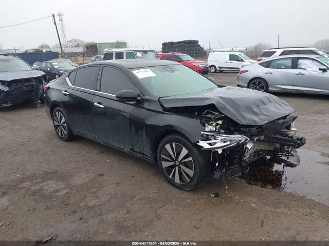 Salvage Nissan Altima Image