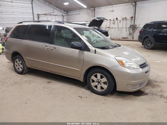 Salvage Toyota Sienna Image