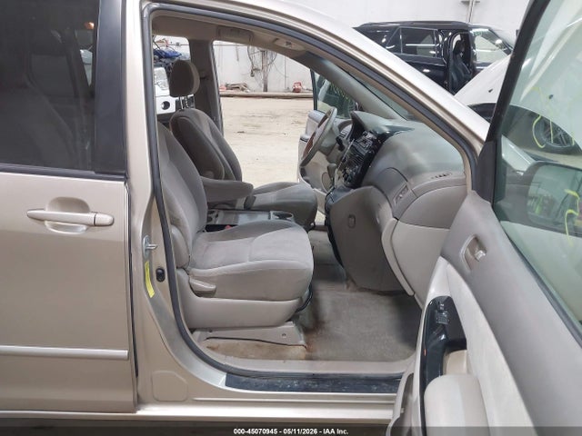 Toyota Sienna Le