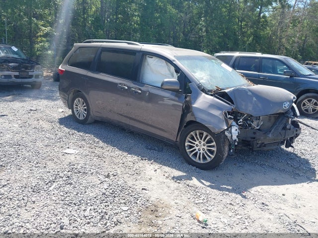 Salvage Toyota Sienna Image