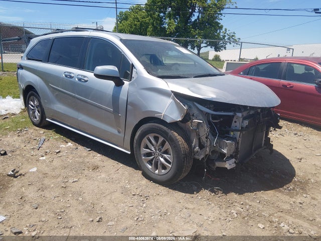 Salvage Toyota Sienna Image