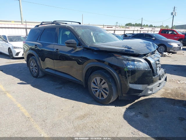 Salvage Nissan Pathfinder Image