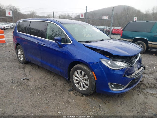 Salvage Chrysler Pacifica Image