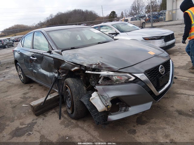 Salvage Nissan Altima Image