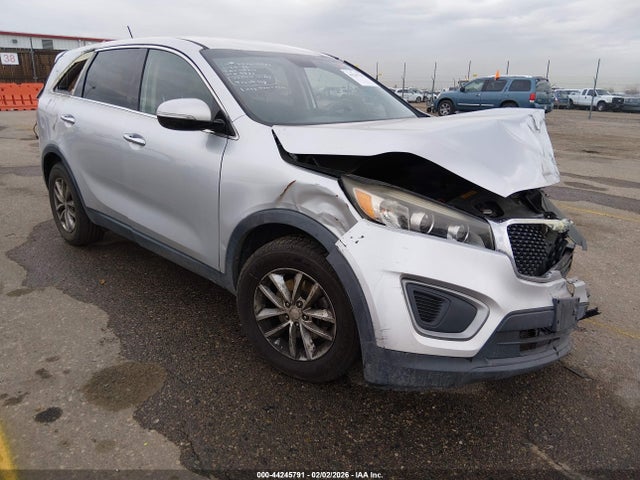 Salvage Kia Sorento Image