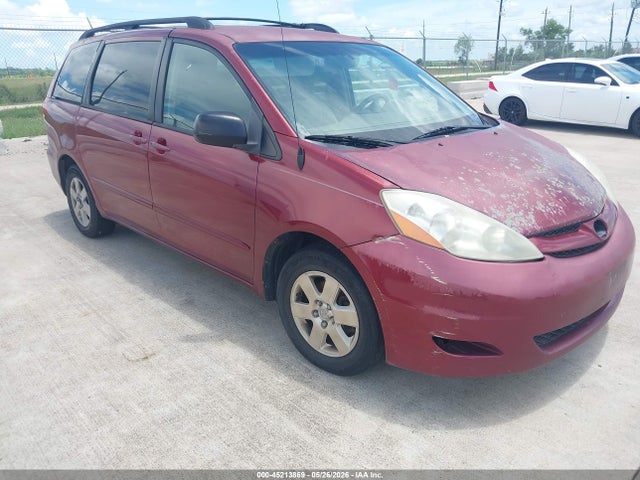 Salvage Toyota Sienna Image