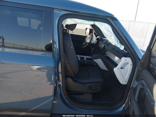 Land Rover Defender 110 P300