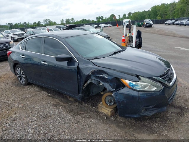 Salvage Nissan Altima Image