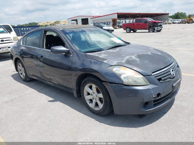 Salvage Nissan Altima Image