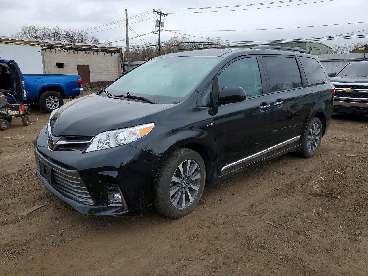 Salvage Toyota Sienna Image