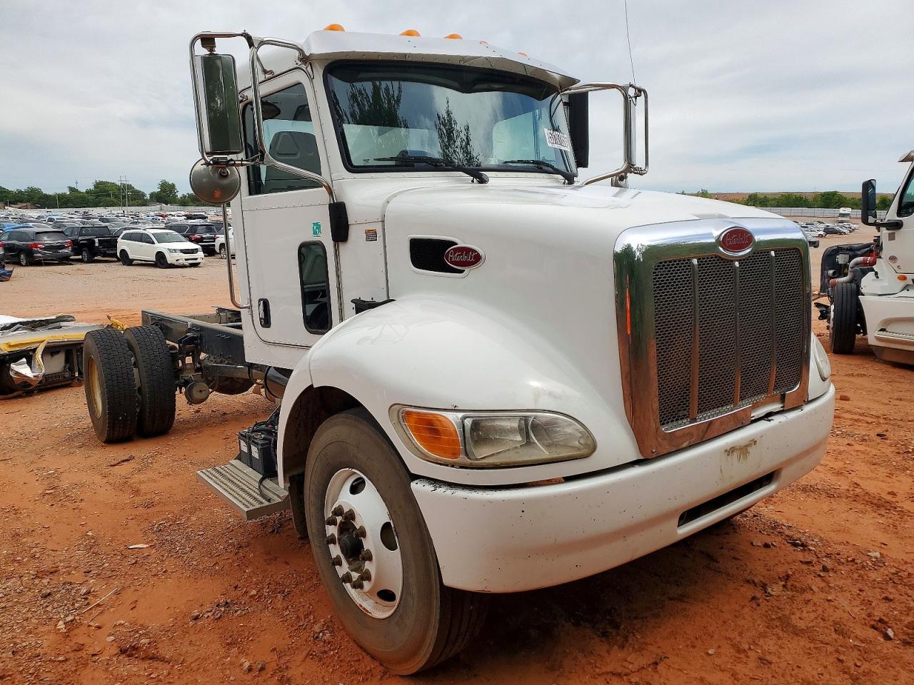 Salvage Peterbilt 337 Image