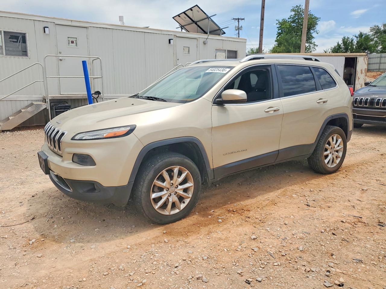 Salvage Jeep Cherokee Image