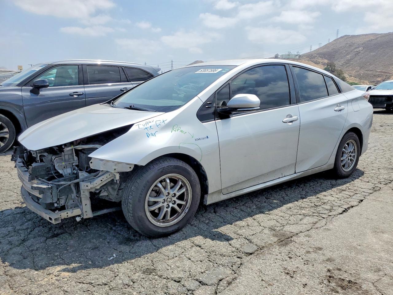 Salvage Toyota Prius Image