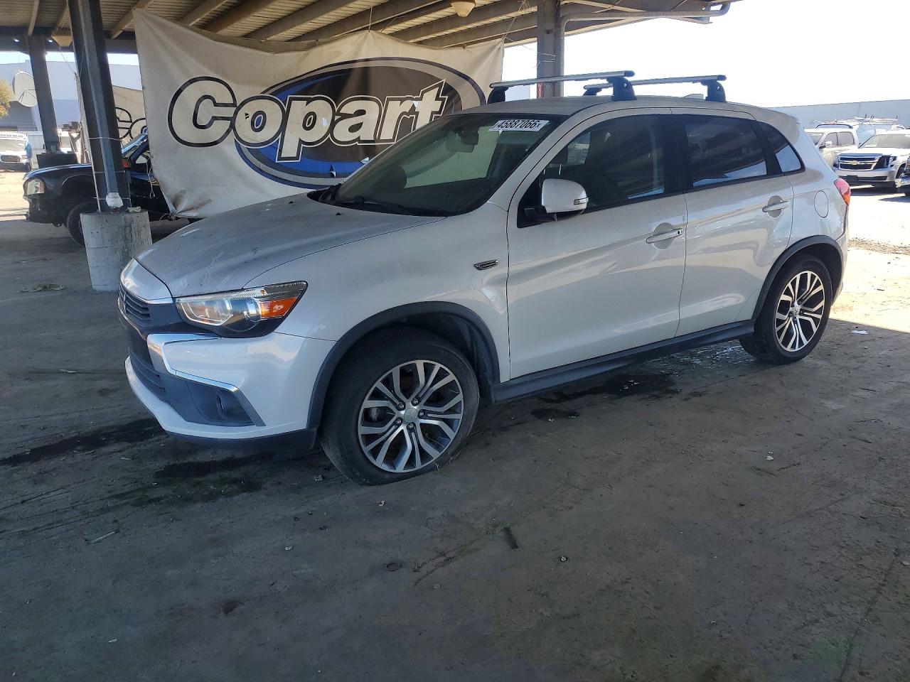 Salvage Mitsubishi Outlander Image