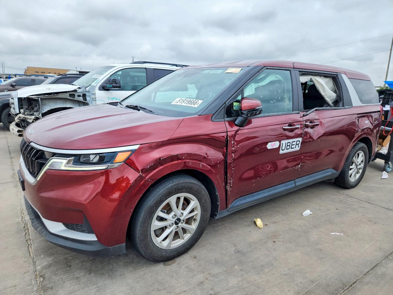 Salvage Kia Carnival Image