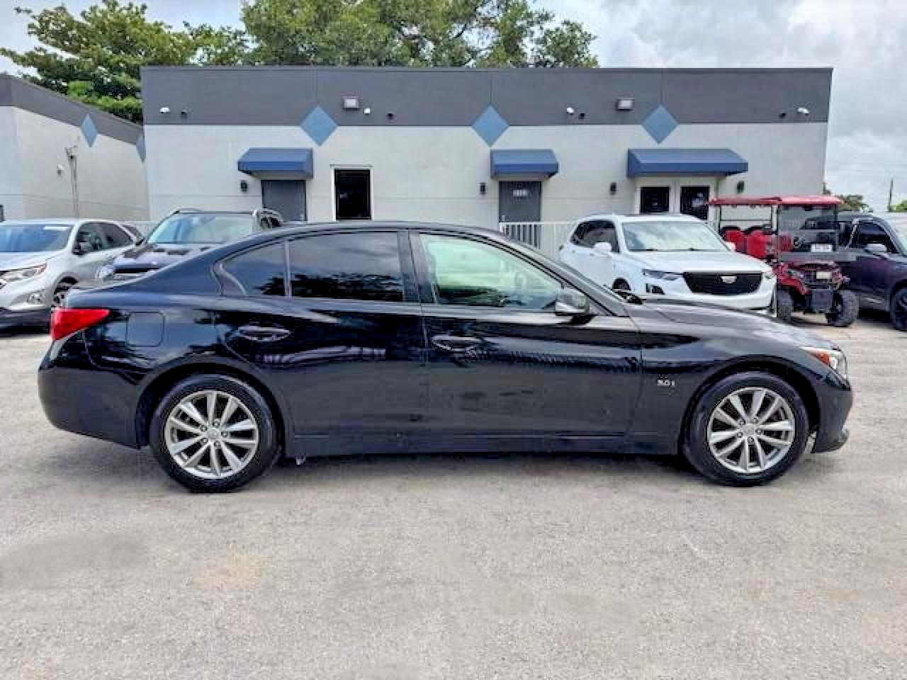 INFINITI Q50 3.0t P 3.0t Premium