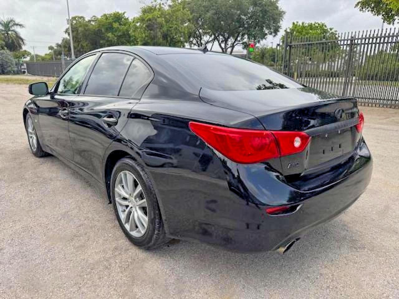 INFINITI Q50 3.0t P 3.0t Premium