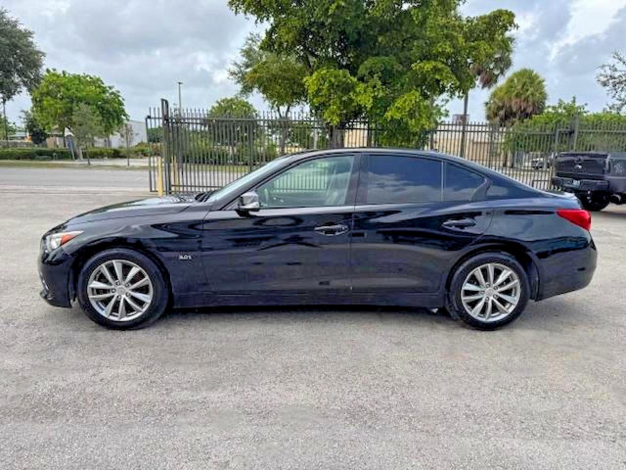 INFINITI Q50 3.0t P 3.0t Premium