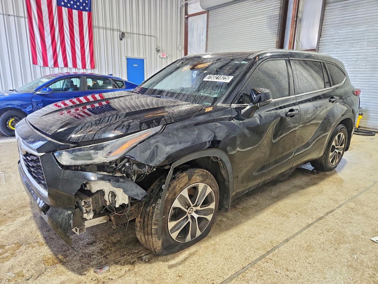 Salvage Toyota Highlander Image