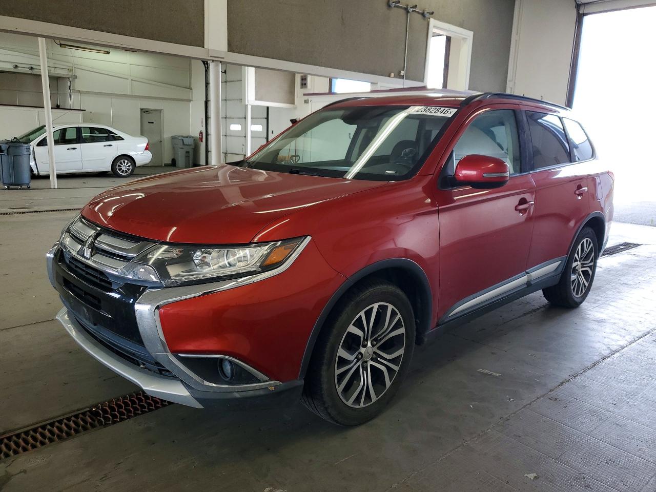 Salvage Mitsubishi Outlander Image