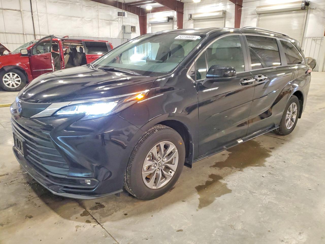 Salvage Toyota Sienna Image