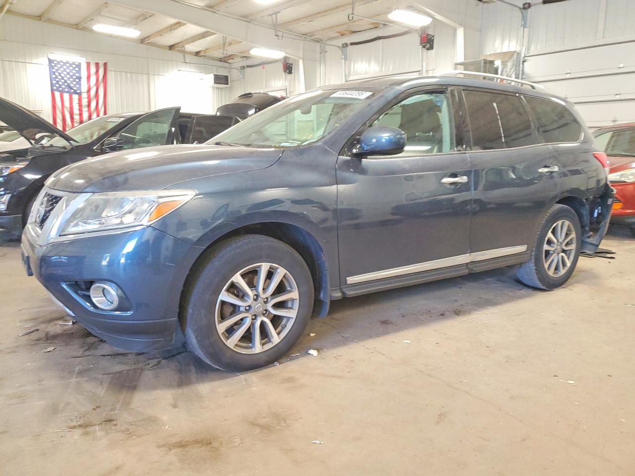 Salvage Nissan Pathfinder Image