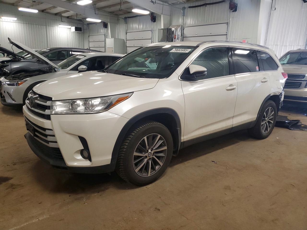 Salvage Toyota Highlander Image