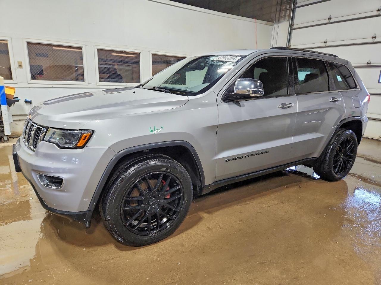 Salvage Jeep Grand Cherokee Image