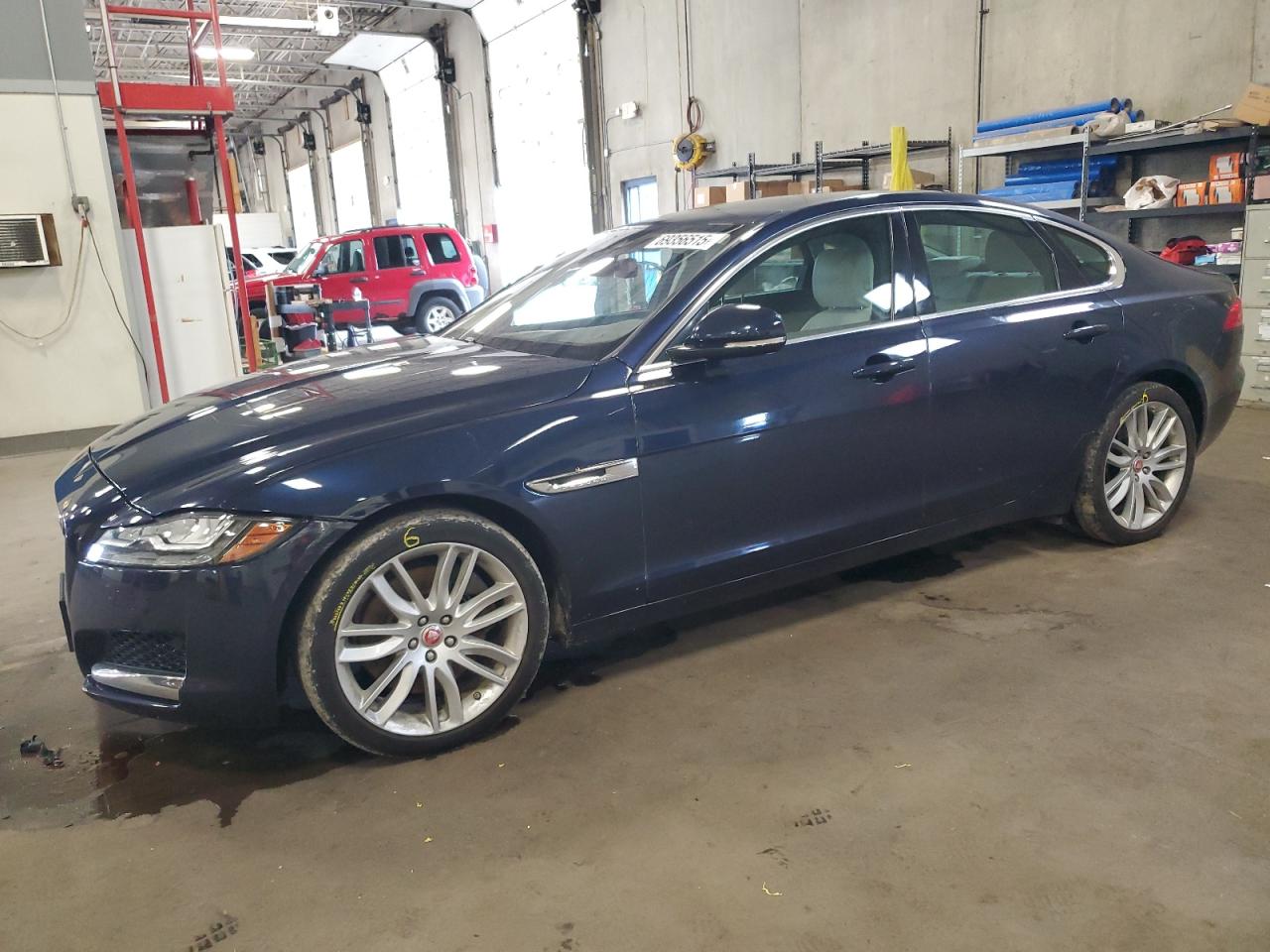 Salvage Jaguar XF Image