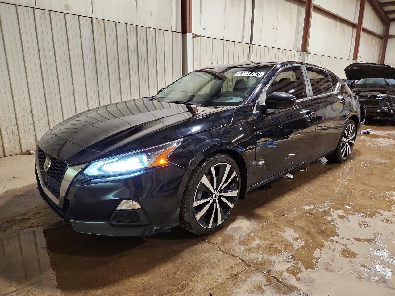 Salvage Nissan Altima Image