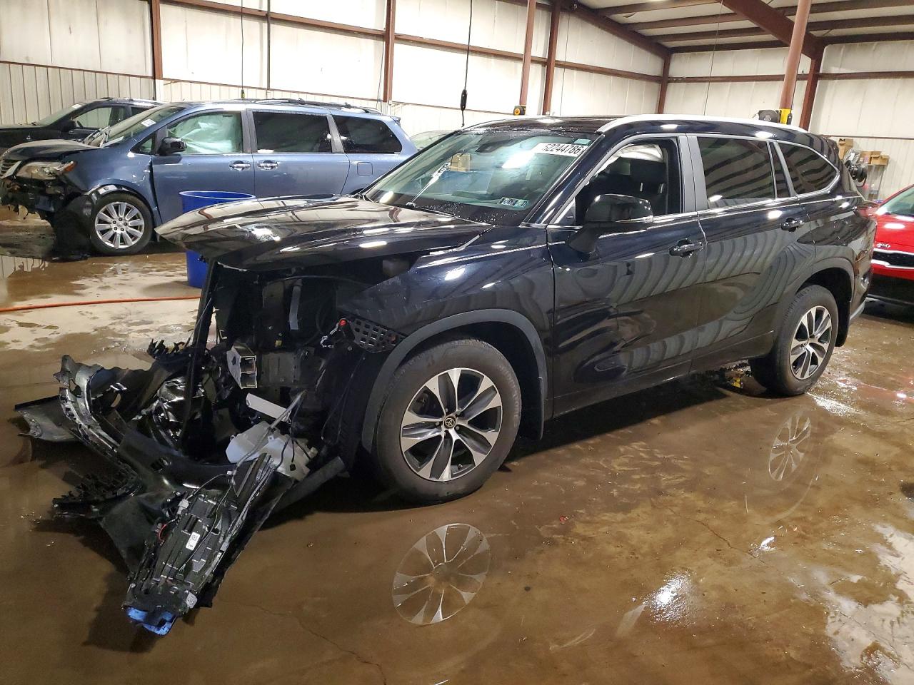 Salvage Toyota Highlander Image