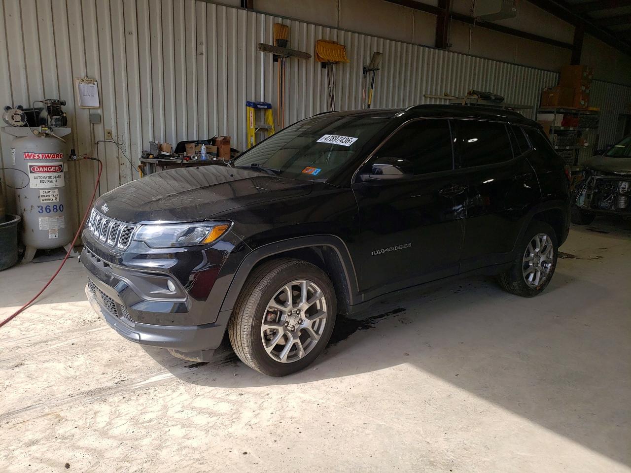 Salvage Jeep Compass Image