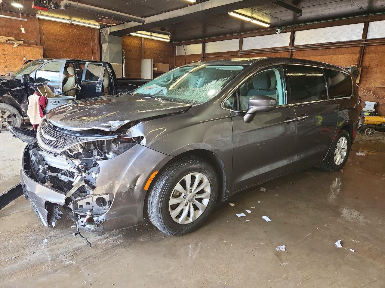 Salvage Chrysler Pacifica Image